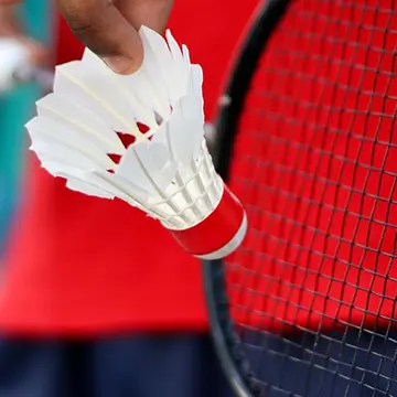Foto eines Federballs und eines Badmintonschlägers